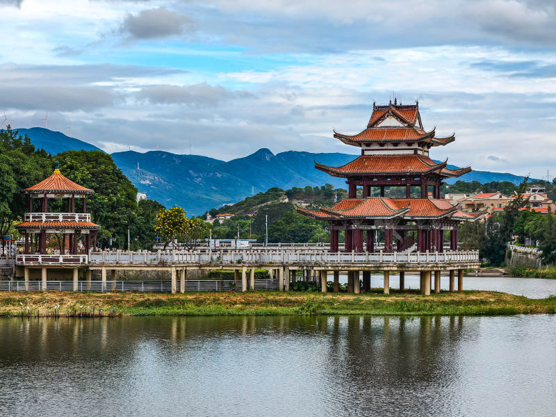 同安双溪湖畔古亭映山色图片