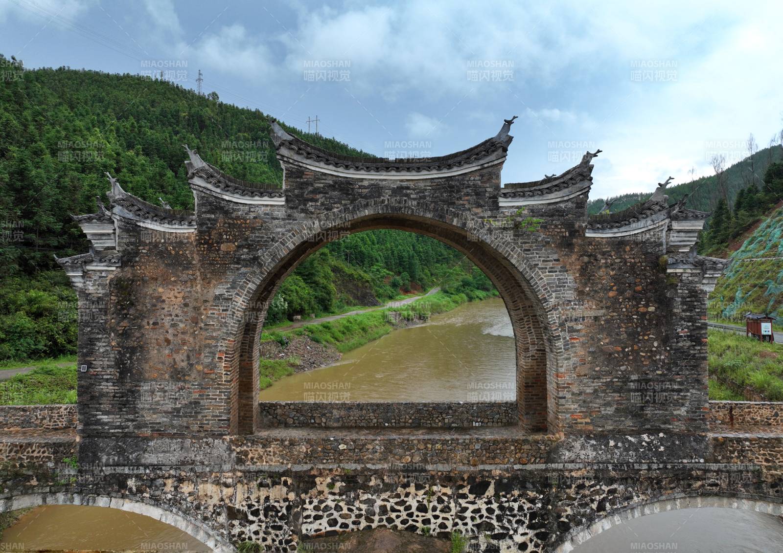 古桥映山水图片