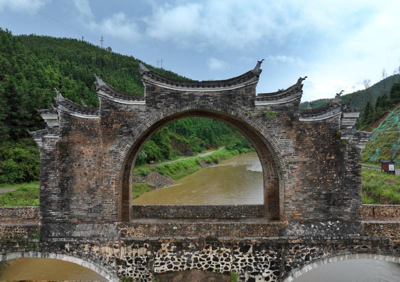 古桥映山水图片