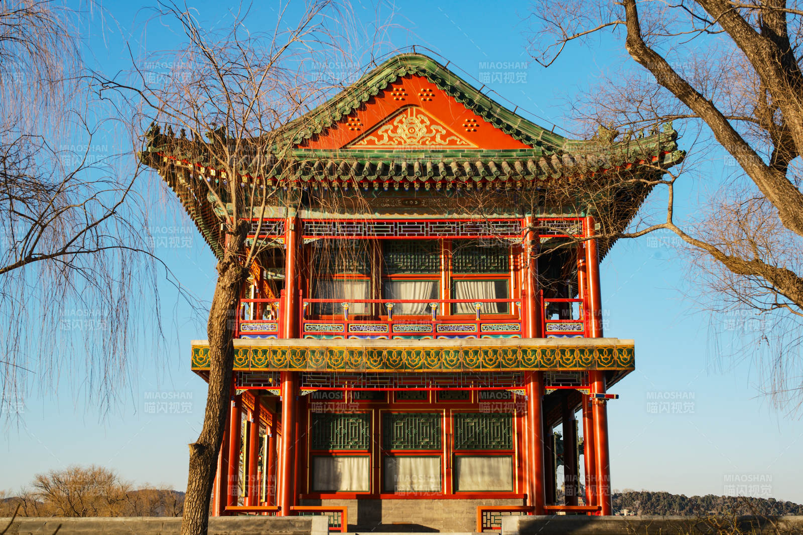 颐和园古色古香的亭台楼阁图片