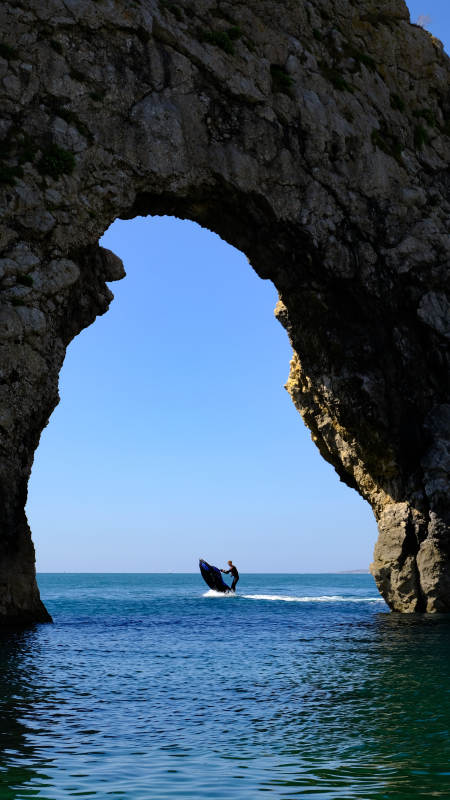 杜德尔门石拱下的冲浪者图片