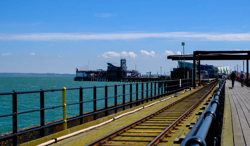 英国古老码头与海上铁轨图片