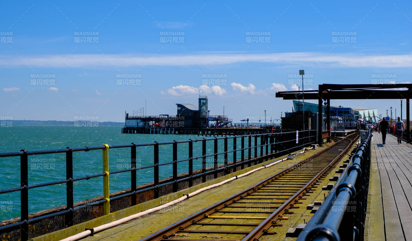 英国古老码头与海上铁轨图片