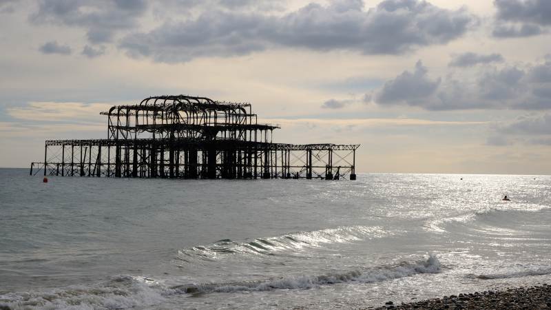 英国布莱顿废旧码头剪影图片