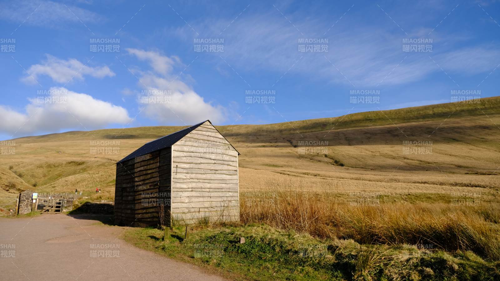 英国山野中的小木屋图片