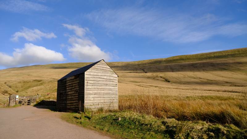 英国山野中的小木屋图片