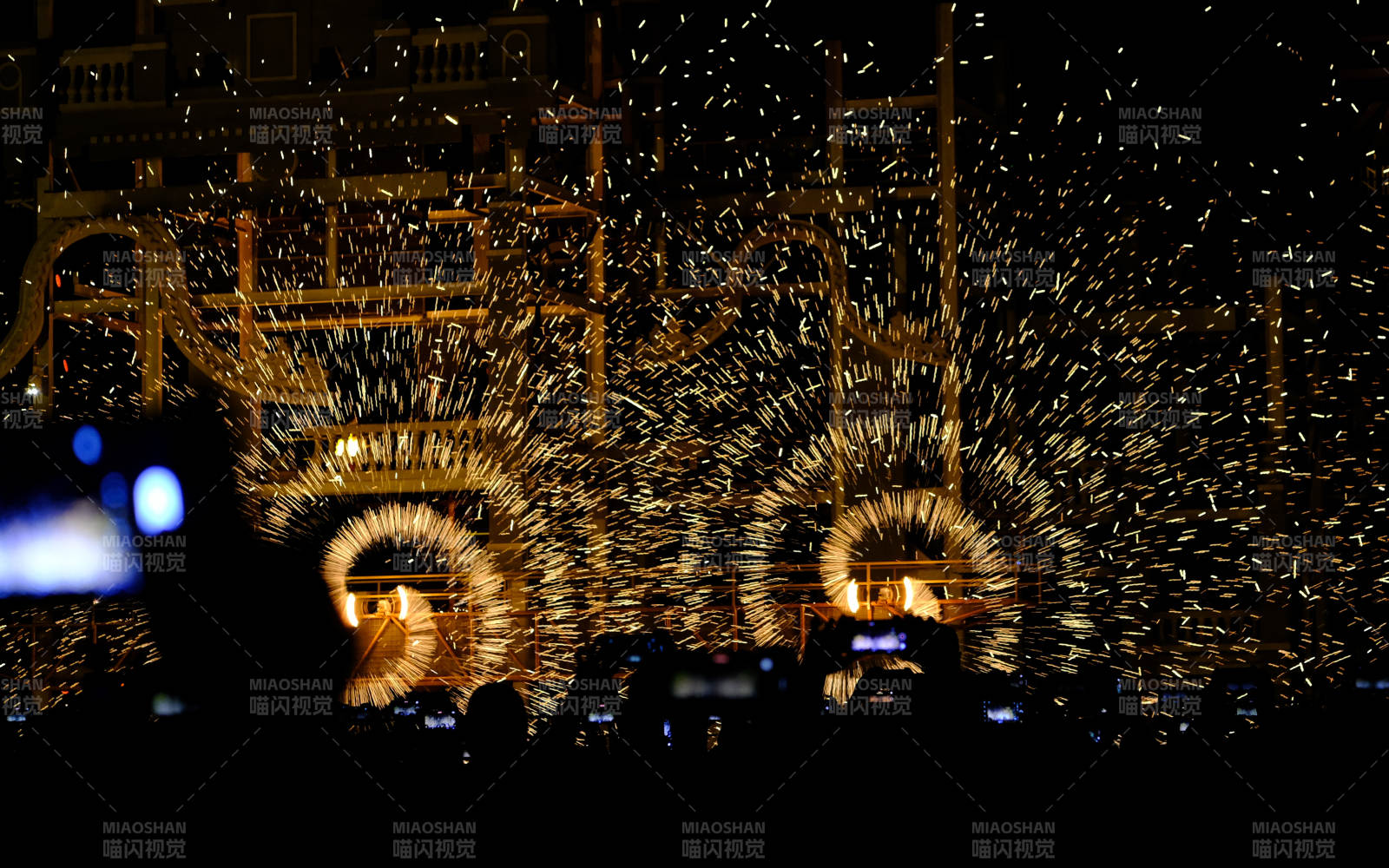 打铁花绽放场景图片