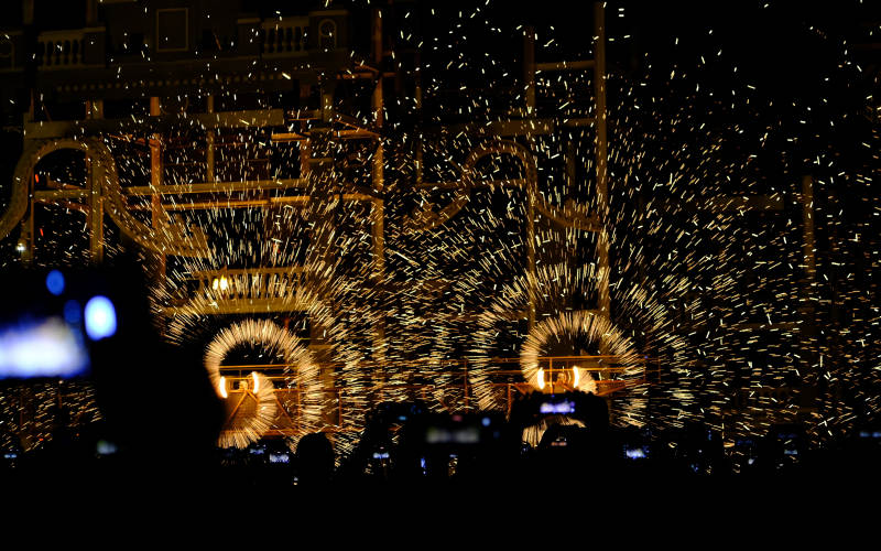 打铁花绽放场景图片