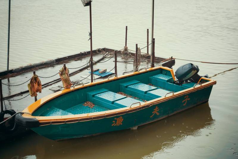 绿舟静泊水边图片