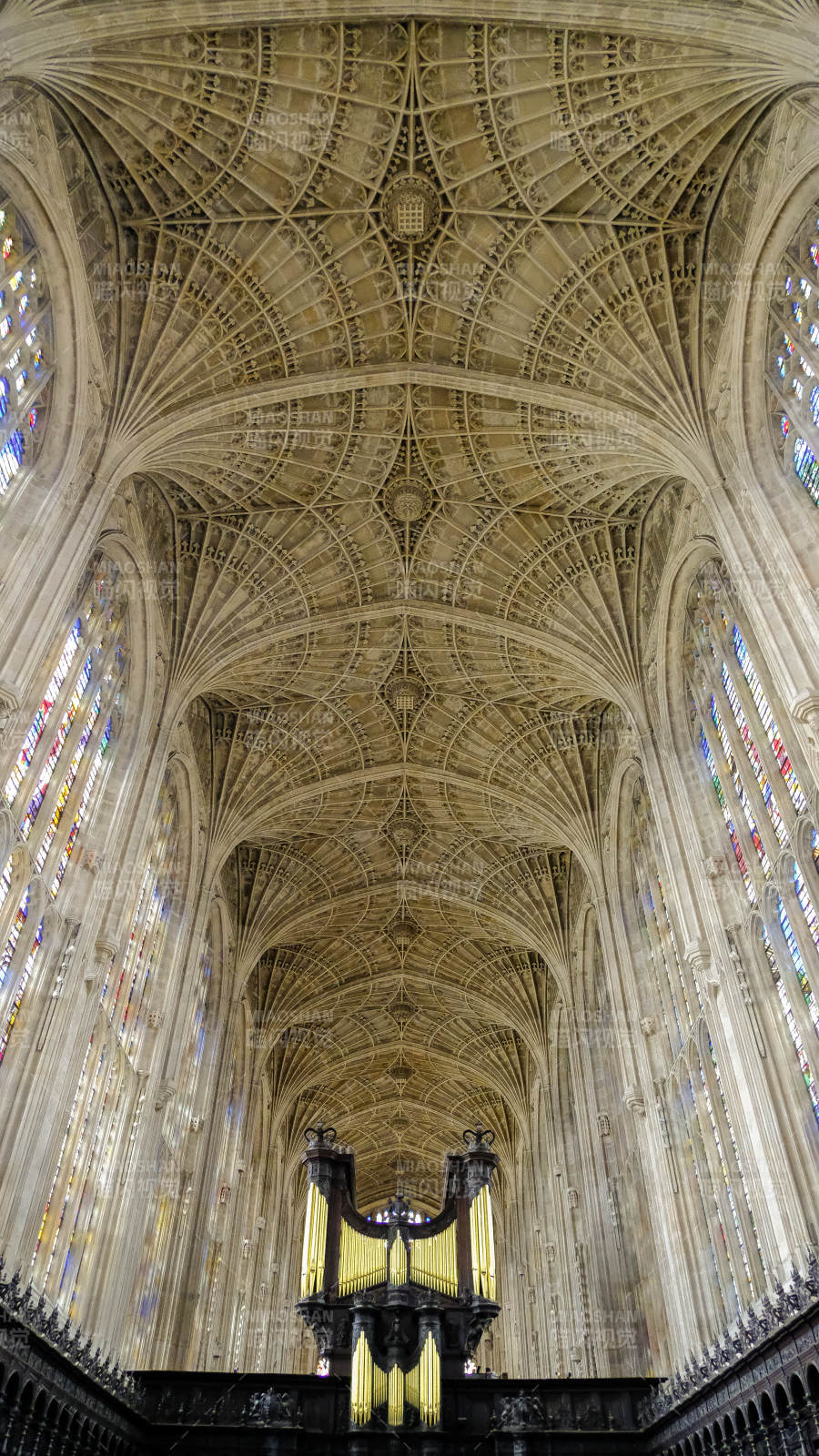 英式教堂穹顶与彩窗图片