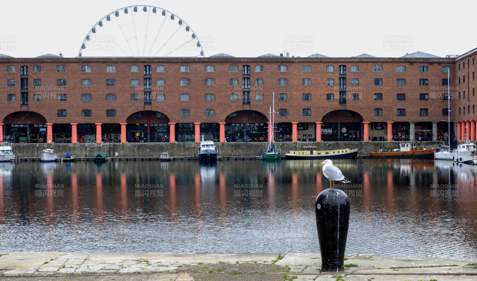 利物浦码头的宁静景象图片