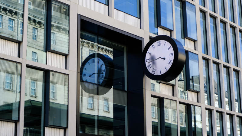 现代建筑上的钟表图片