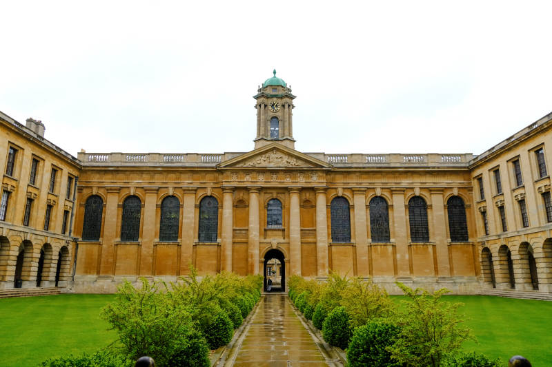 牛津古典建筑庭院风光图片