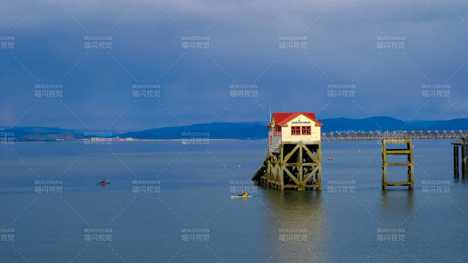 英国斯旺西海中红顶小屋图片