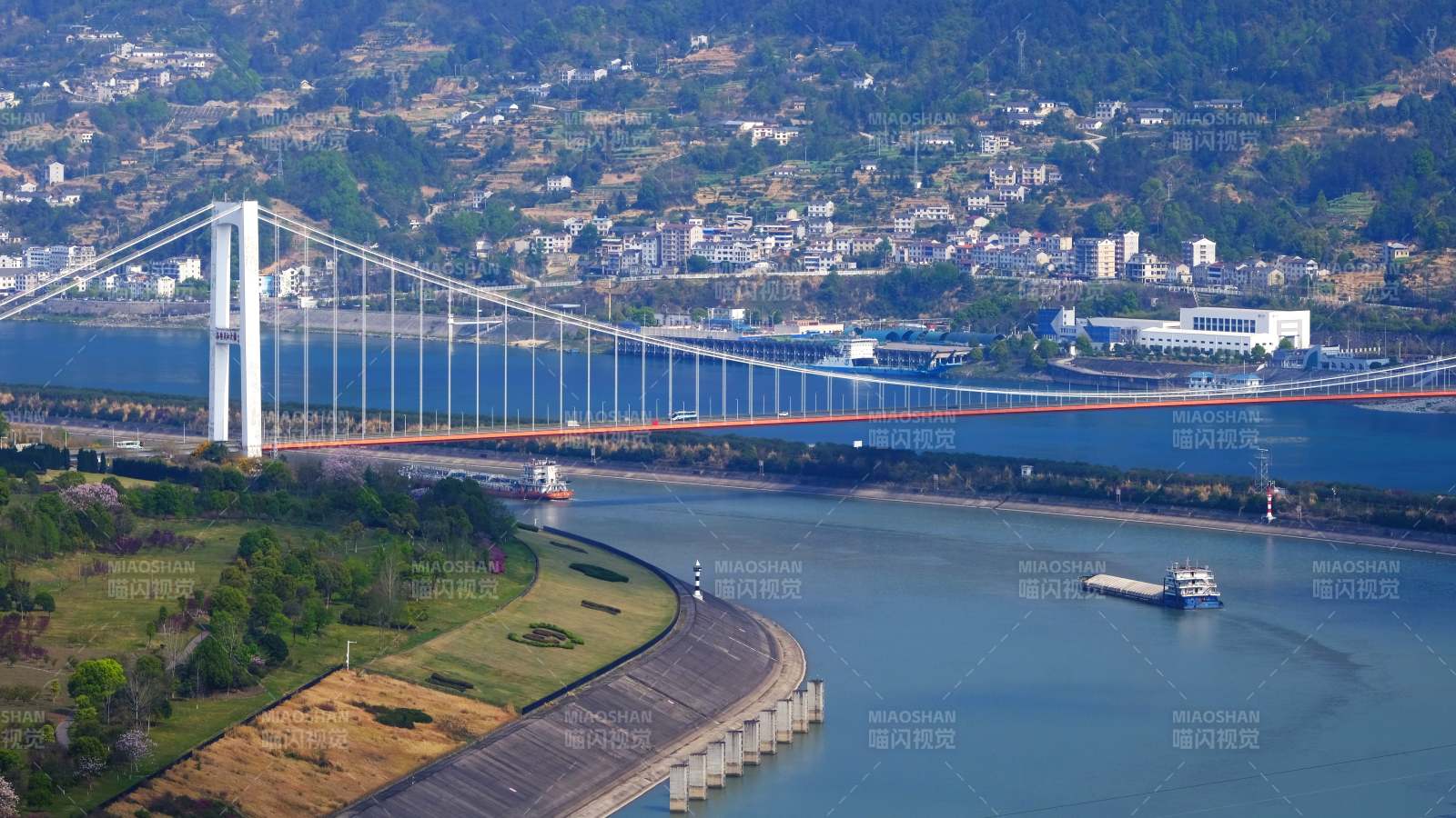 长江三峡大桥横跨碧水两岸图片
