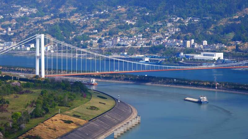 长江三峡大桥横跨碧水两岸图片