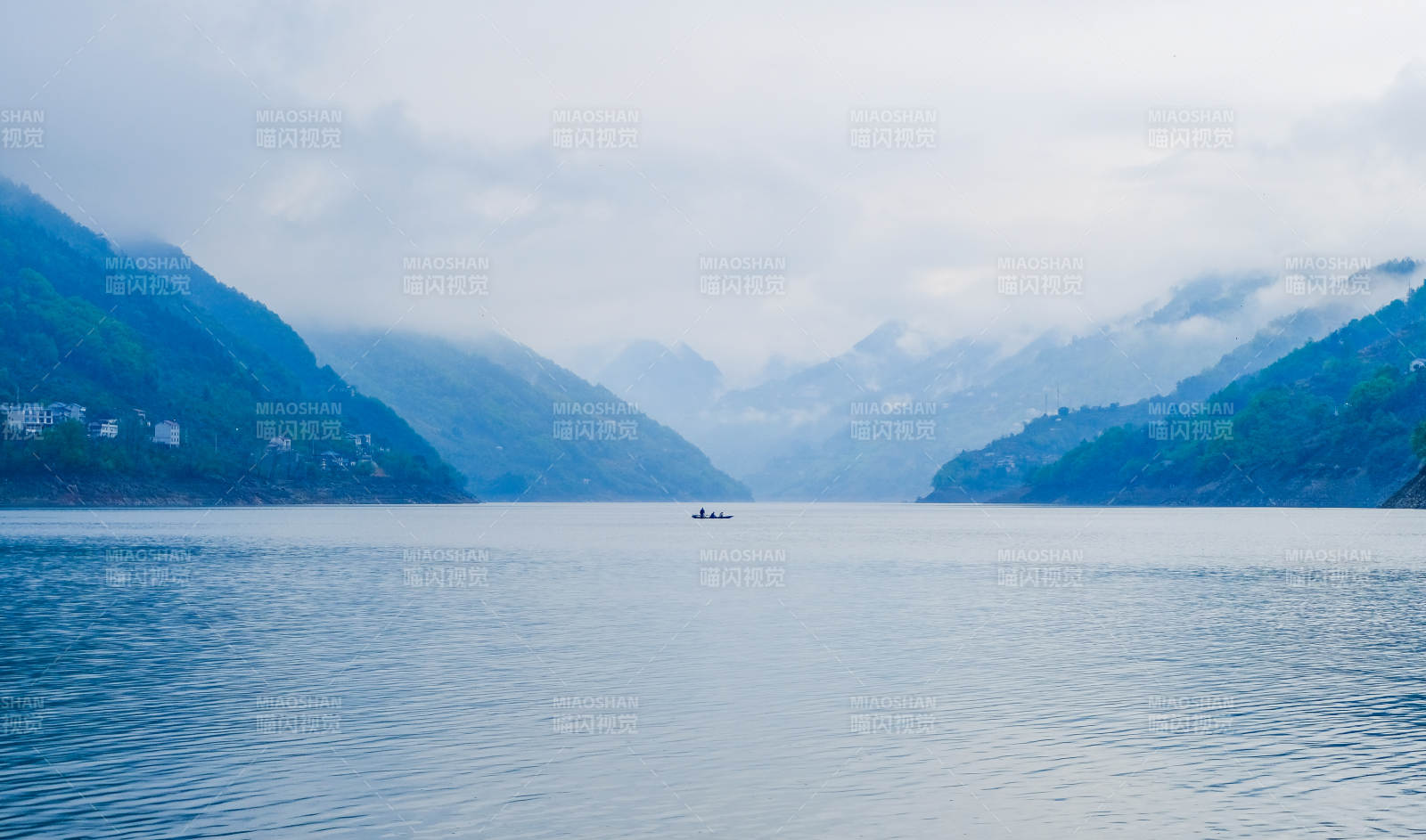 宜昌湖光山色云雾缭绕图片