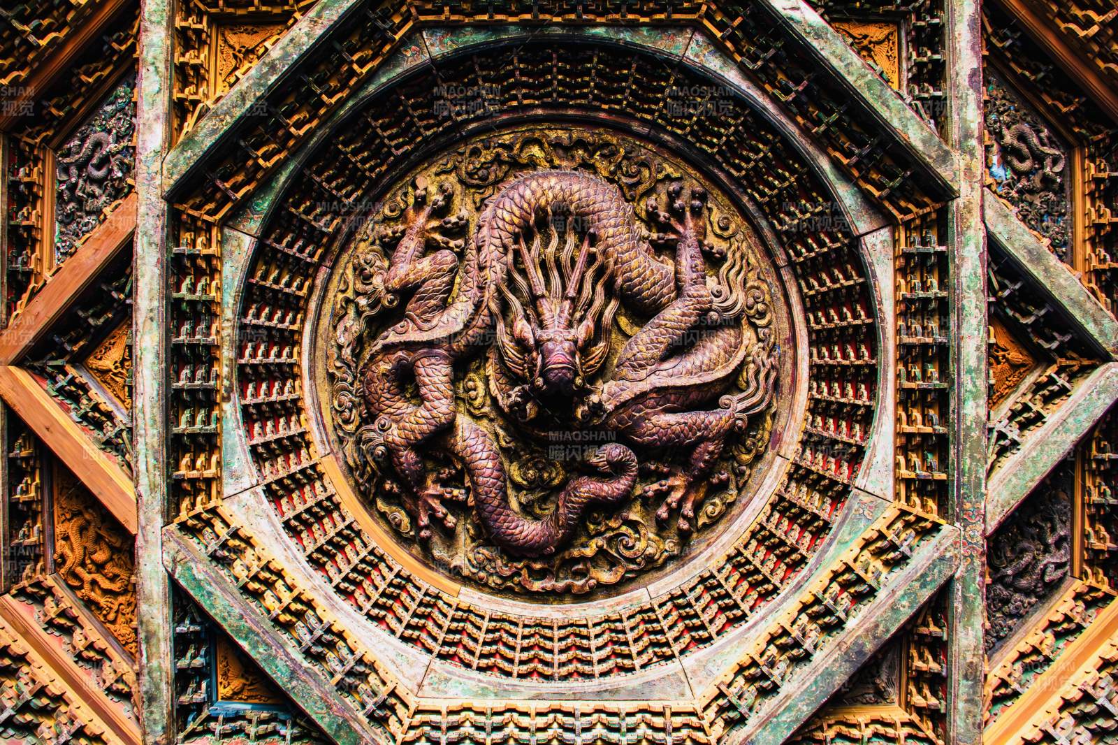 龙纹雕饰藻井图片