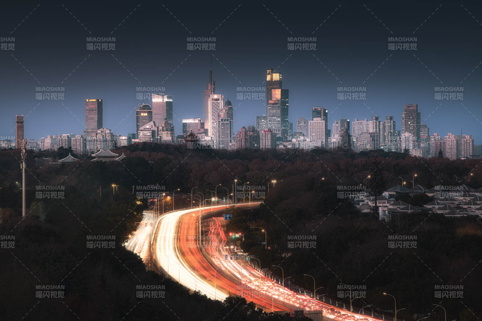 夜幕下的城市天际线图片