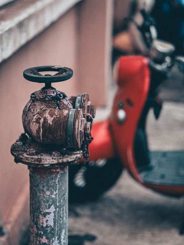 锈迹斑斑的消防栓图片