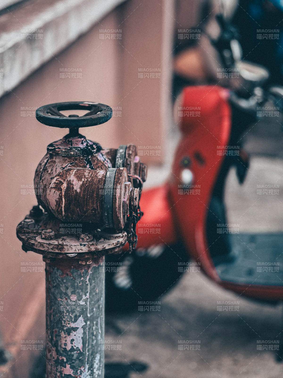 锈迹斑斑的消防栓图片