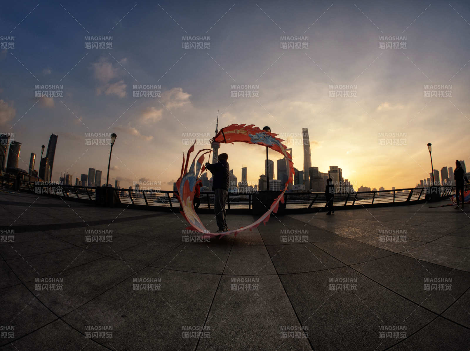 黄昏舞龙剪影图片