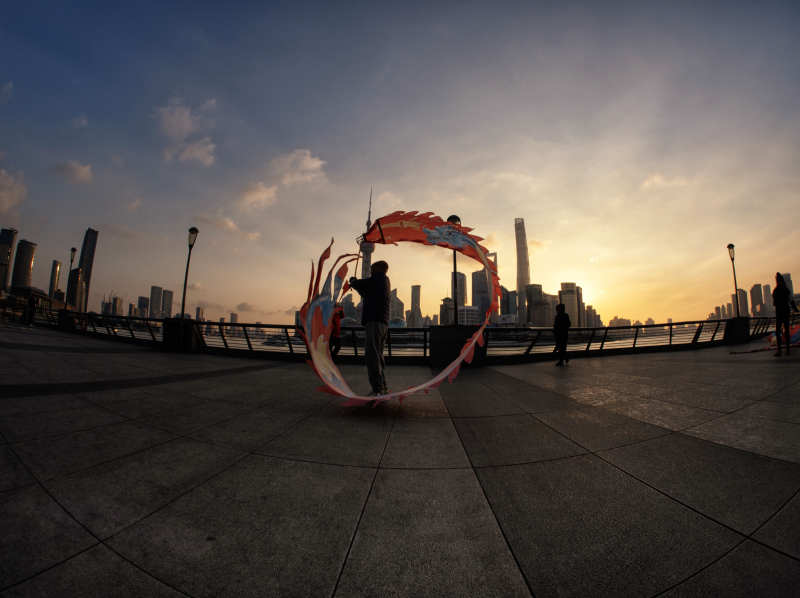 黄昏舞龙剪影图片