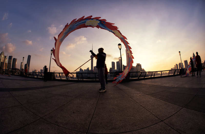 龙舞夕阳下图片