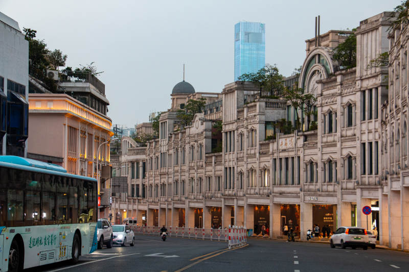 厦门城市骑楼街景黄昏时分图片