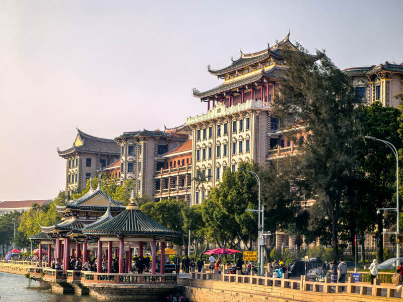 厦门嘉庚建筑临水风光图片