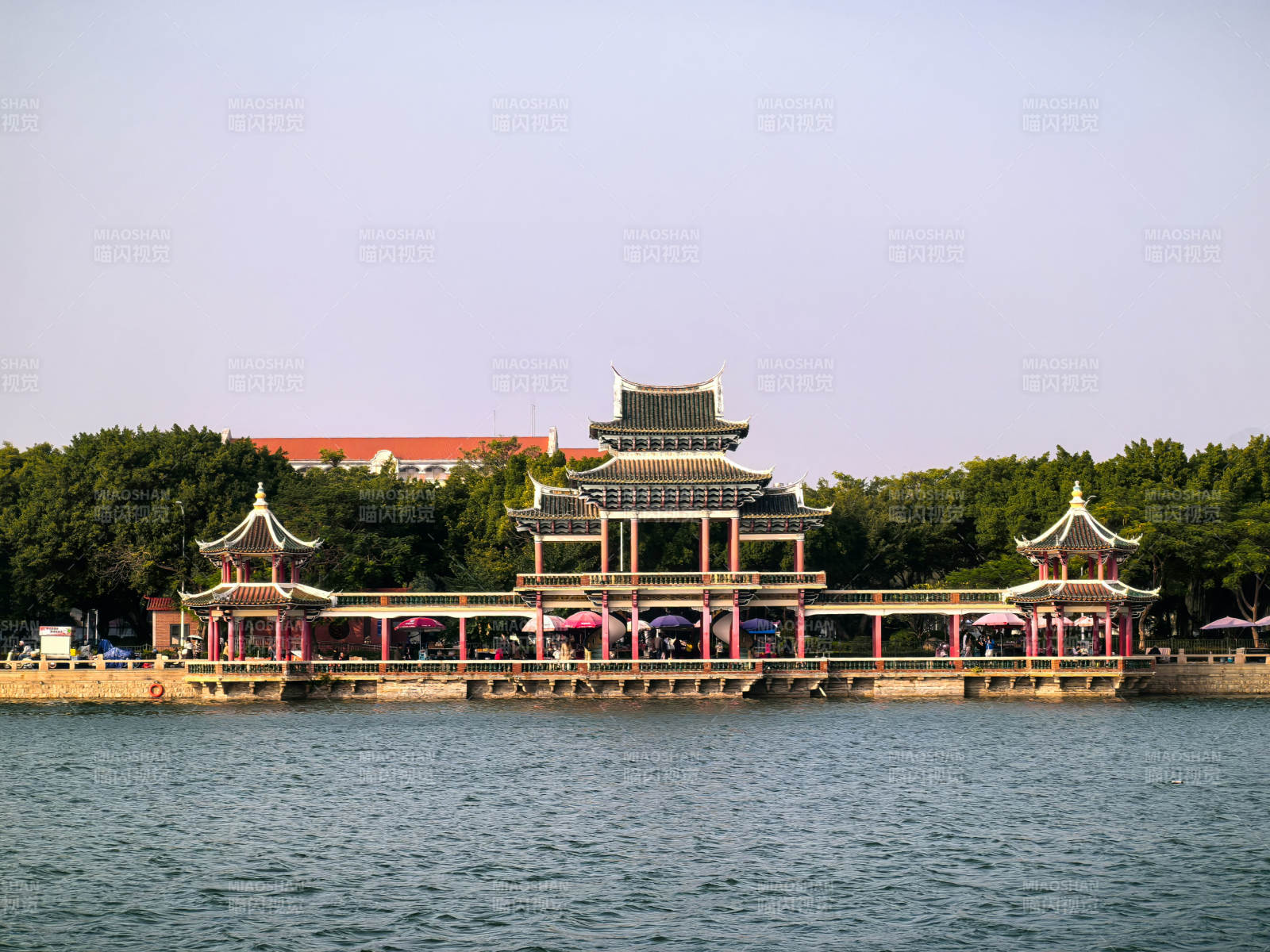厦门嘉庚建筑湖畔古亭美景图片