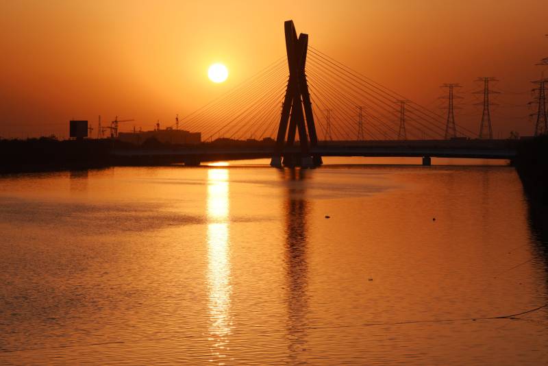 宁波前湾新区夕阳下的桥影图片