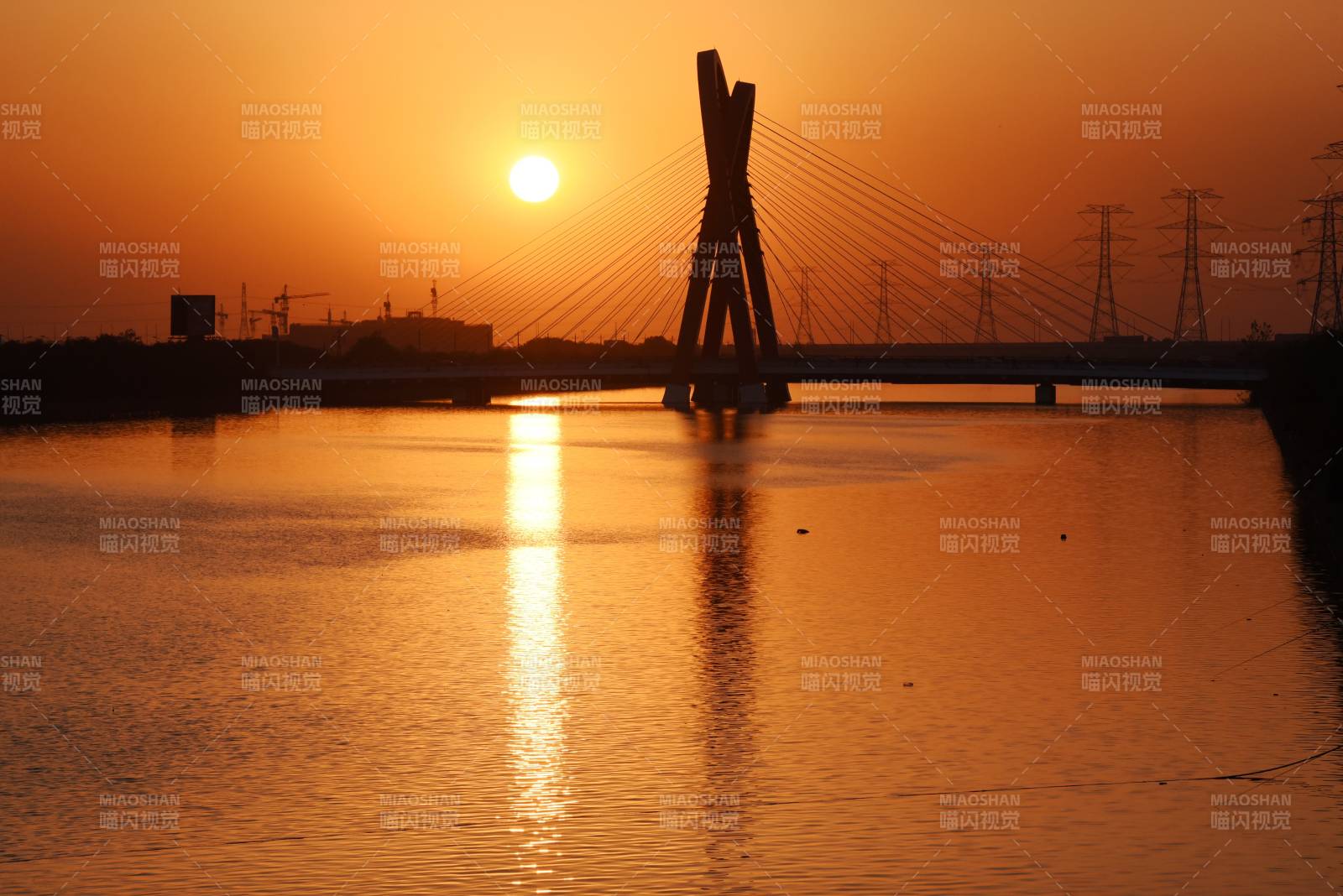 宁波前湾新区夕阳下的桥影图片