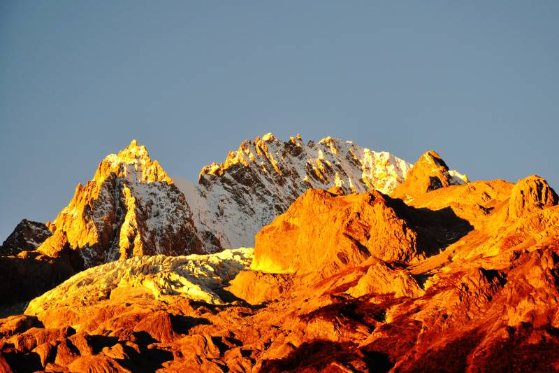 云南丽江夕阳下的玉龙雪山壮观景色图片