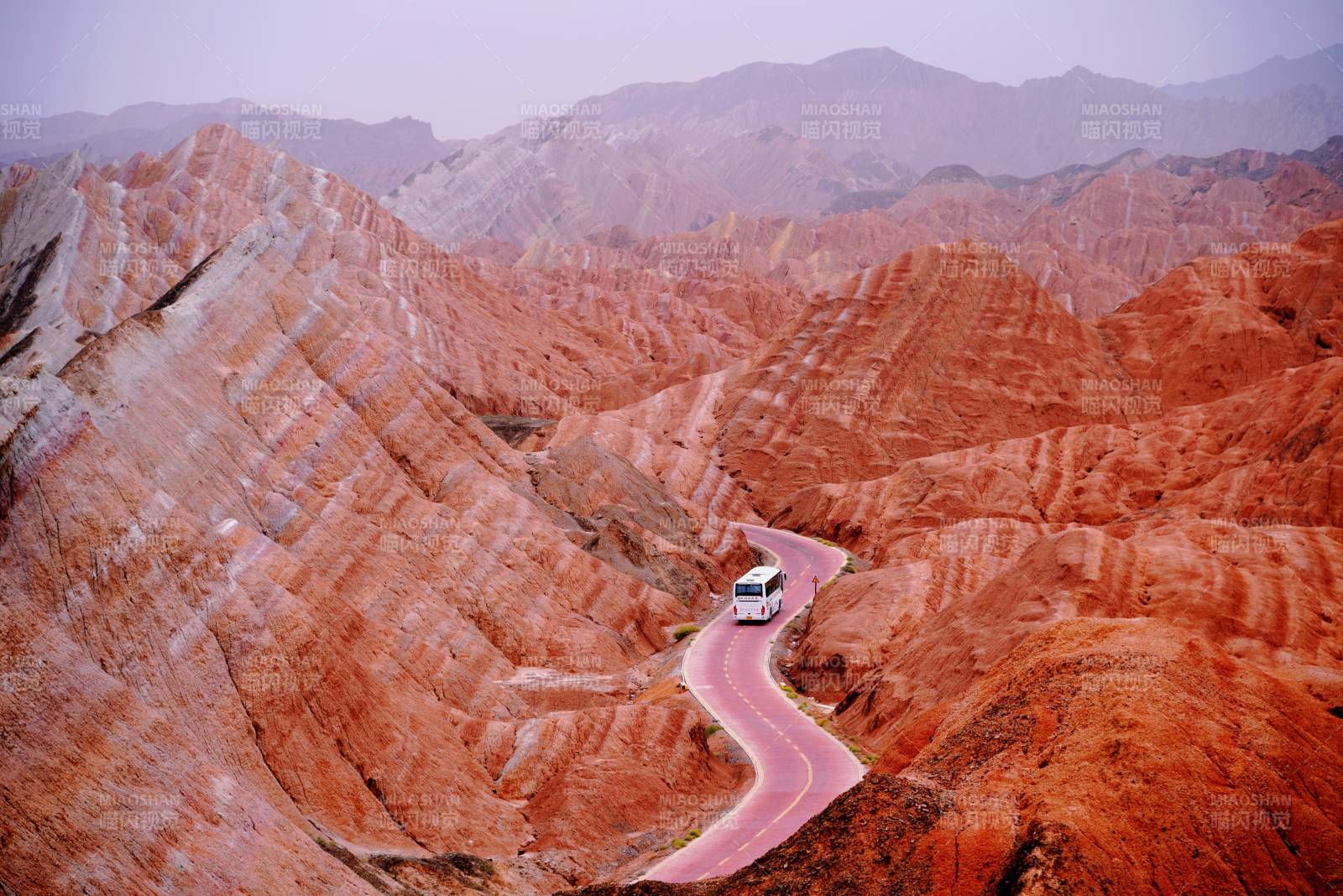 甘肃张掖丹霞地貌里的蜿蜒山路图片