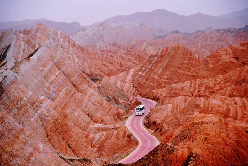 甘肃张掖丹霞地貌里的蜿蜒山路图片