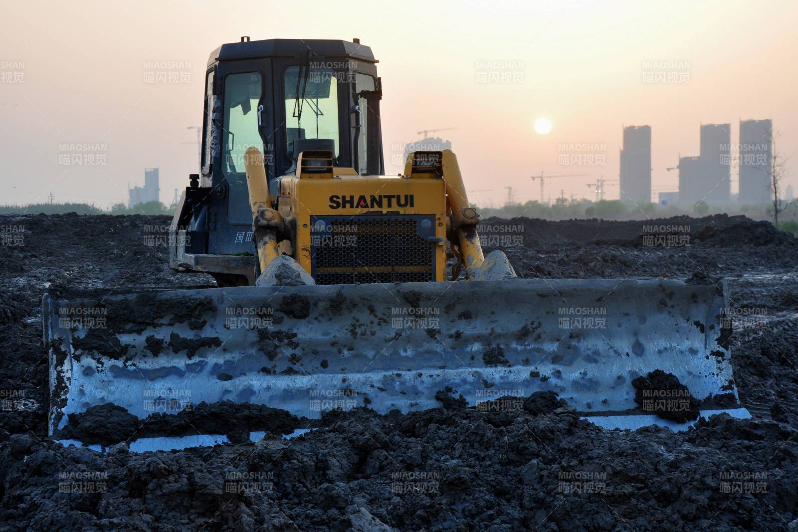 推土机作业现场图片