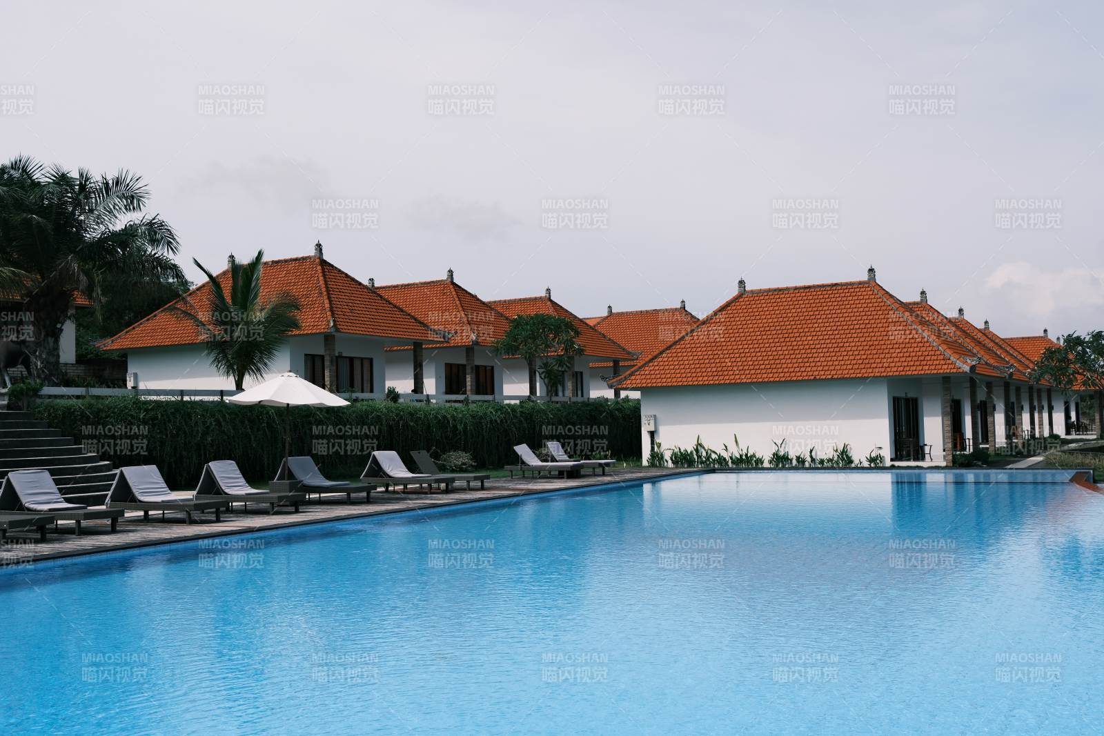 泳池别墅度假村 度假休闲图片