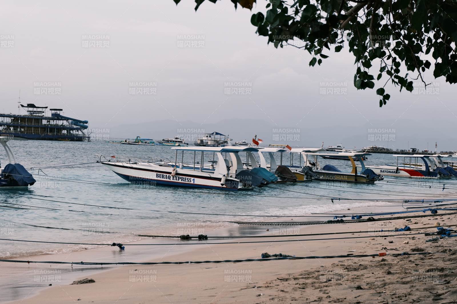 海滩停泊的游船 蓝梦岛海滩图片