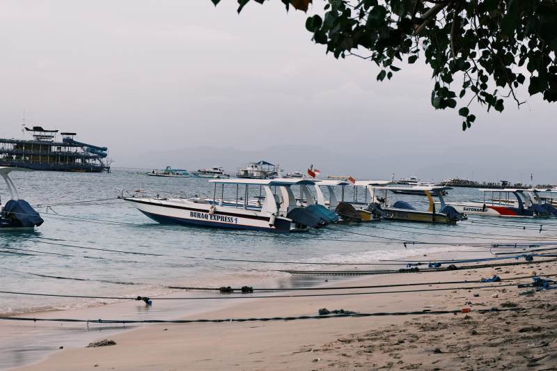 海滩停泊的游船 蓝梦岛海滩图片