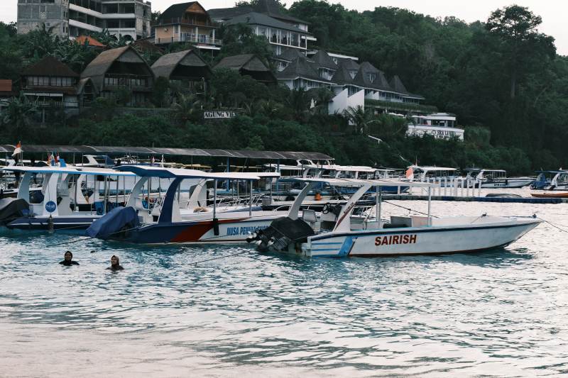 湖畔游船与泳者 佩妮达岛 海岛图片