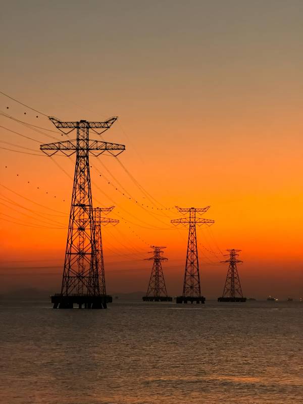 夕阳下的输电塔图片