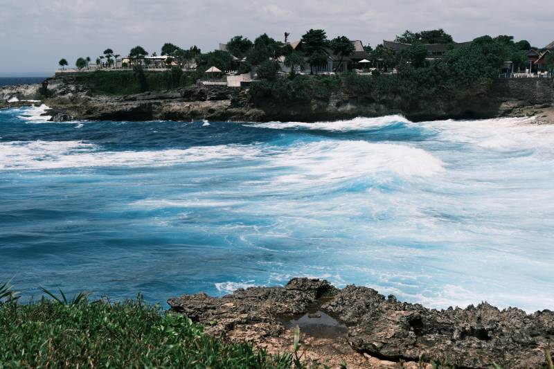 碧海拍岸 绿树掩村 蓝梦岛海滩图片