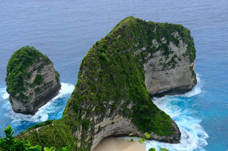 碧海奇岩绿意盎然 精灵坠崖图片