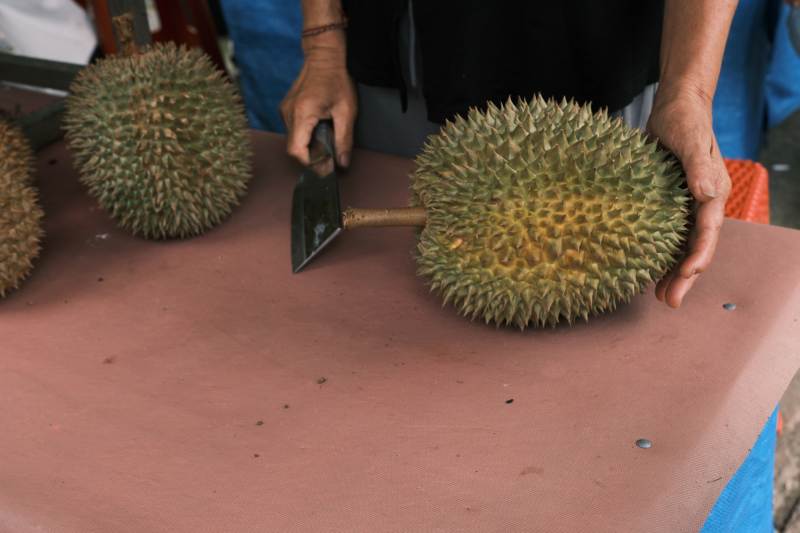 榴莲切开准备售卖图片