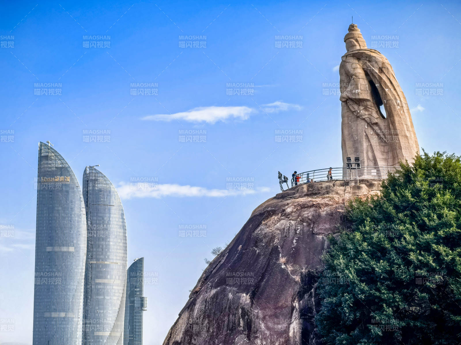 鼓浪屿郑成功巨石雕像与现代高楼图片