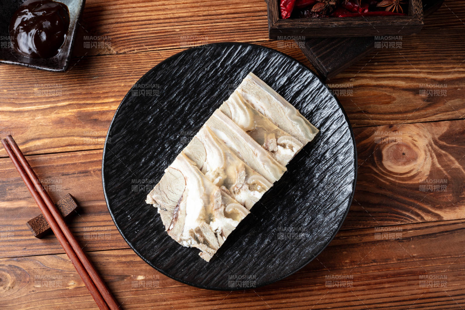 羊肉糕配酱料图片