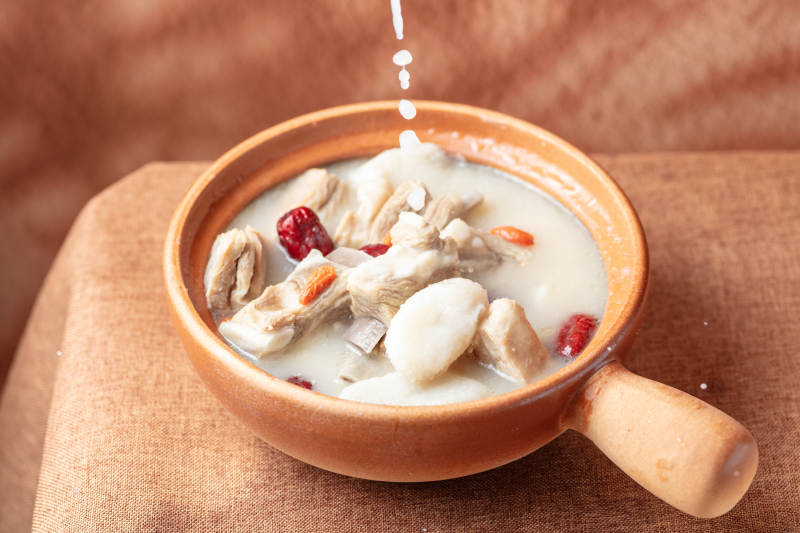 山药羊排汤炖品图片