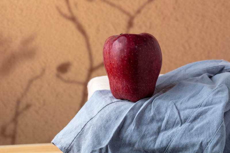 红苹果静置于布上图片