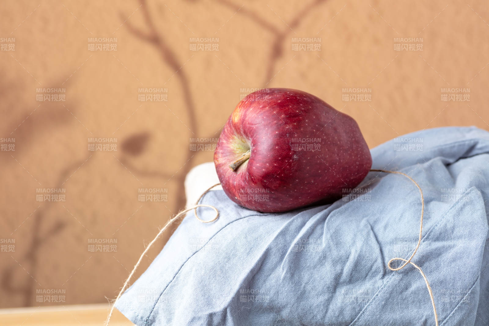 红苹果静置布上图片